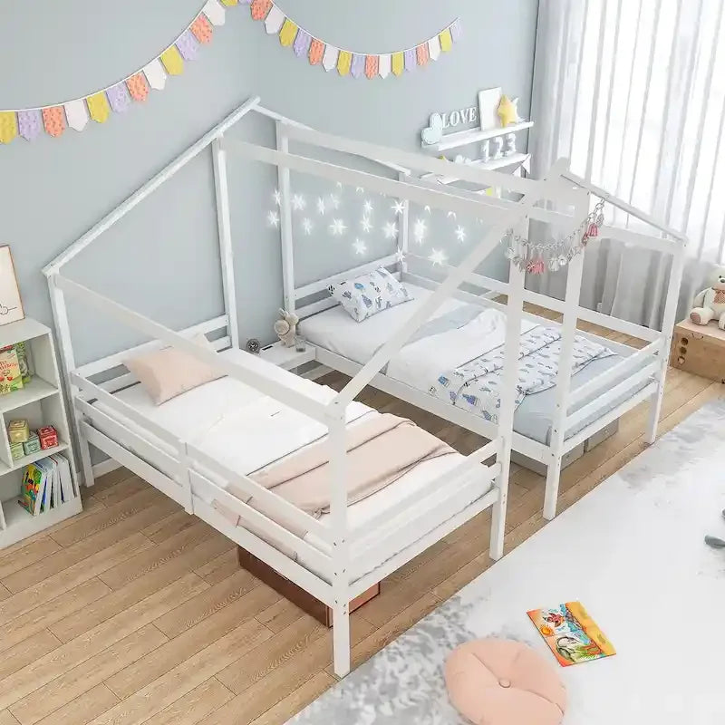 L-förmiges Doppel-Kinderhausbett in Größe Twin mit Dachrahmen, Rausfallschutz und Nachttisch mit USB-Ladefunktion, Weiß