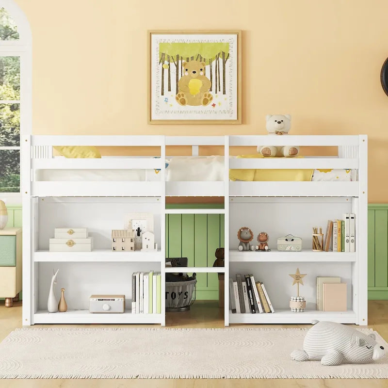 Cama baja tipo loft para niños gemelos con estantes laterales de dos niveles, iluminación LED y espacio de juegos debajo de la cama, blanco gris