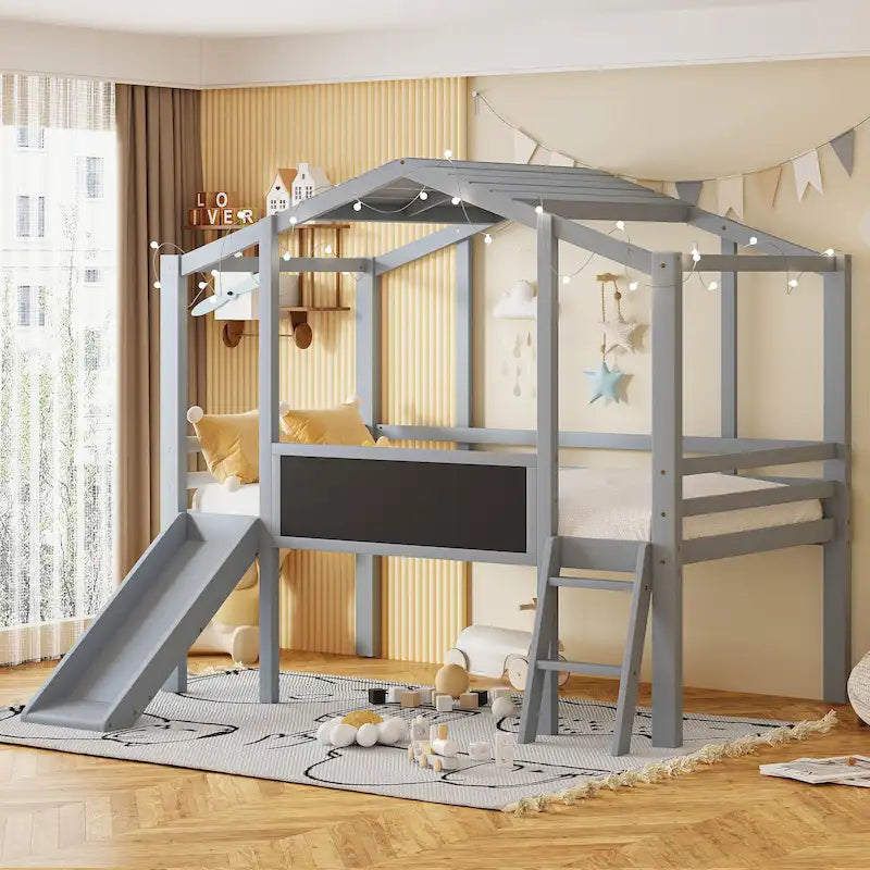 Letto a soppalco singolo a casetta con scivolo, lavagna e lucine a filo a forma di stella, bianco grigio