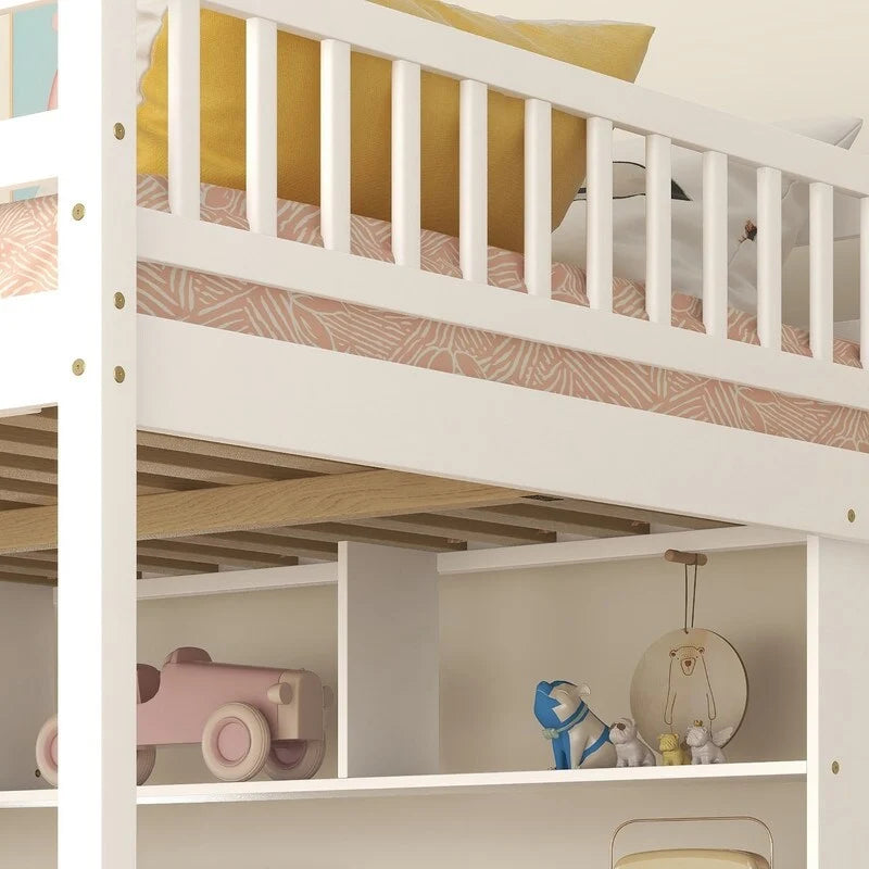 Lit mezzanine grand format en pin avec bureau, bibliothèques ouvertes et escalier de rangement avec portes de placard, blanc