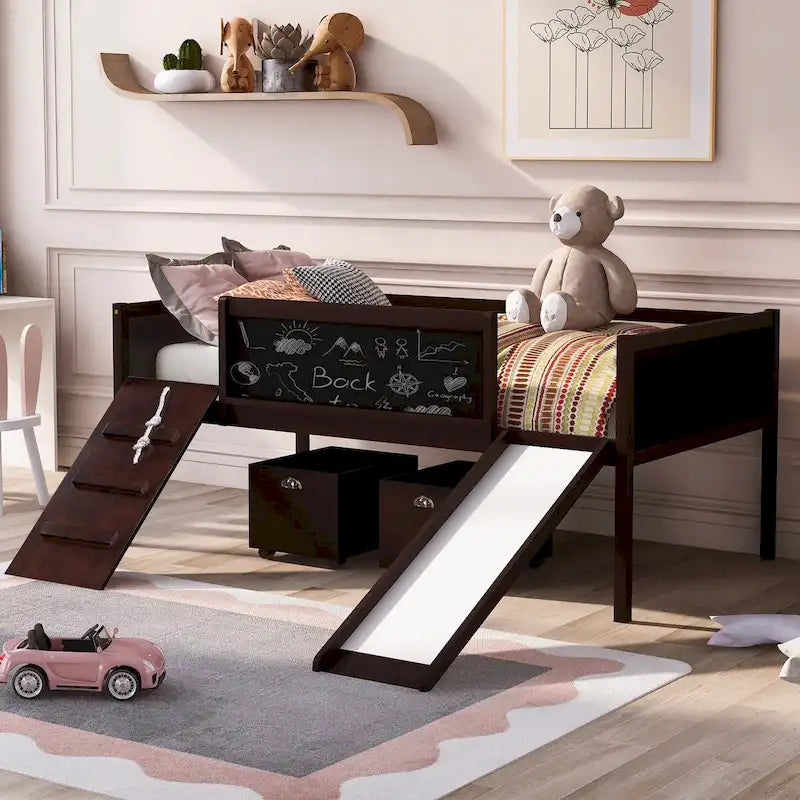 Letto alto basso per bambini singolo con scivolo, struttura per arrampicarsi, pannello lavagna e 2 contenitori portaoggetti con ruote, naturale espresso grigio bianco