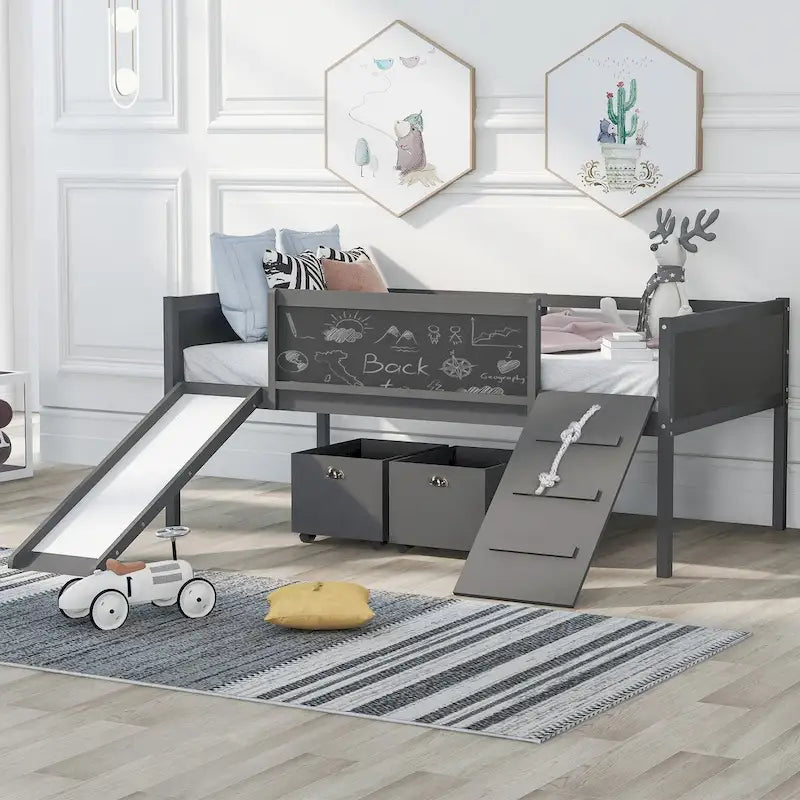 Cama baja tipo loft para niños gemelos con tobogán, estructura para trepar, panel de pizarra y 2 cajas de almacenamiento con ruedas, espresso natural gris blanco