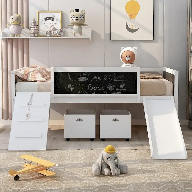 Letto alto basso per bambini singolo con scivolo, struttura per arrampicarsi, pannello lavagna e 2 contenitori portaoggetti con ruote, naturale espresso grigio bianco