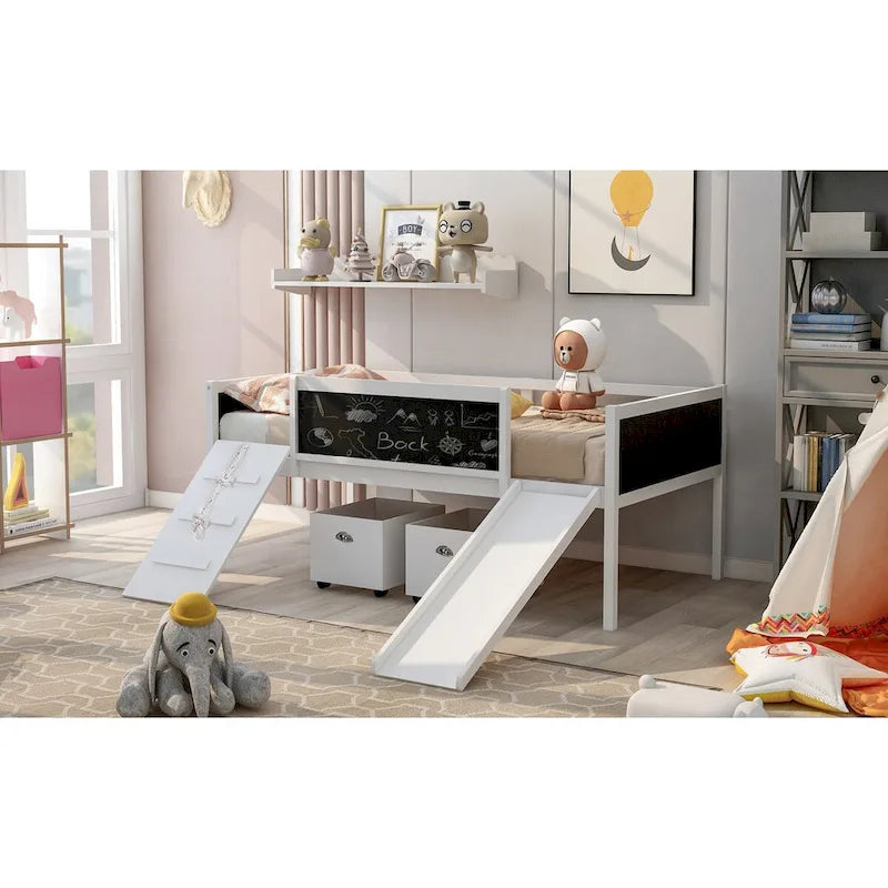 Letto alto basso per bambini singolo con scivolo, struttura per arrampicarsi, pannello lavagna e 2 contenitori portaoggetti con ruote, naturale espresso grigio bianco
