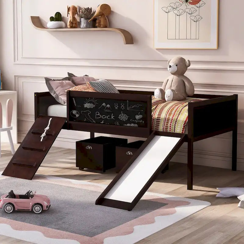 Cama baja tipo loft para niños gemelos con tobogán, estructura para trepar, panel de pizarra y 2 cajas de almacenamiento con ruedas, espresso natural gris blanco