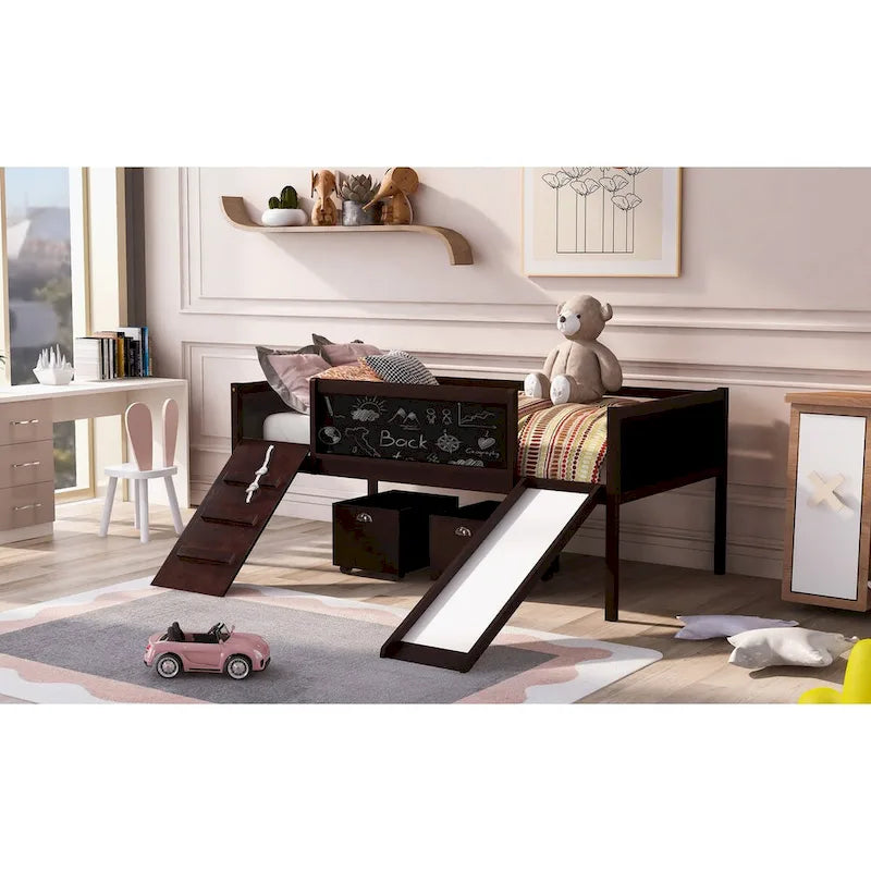 Cama baja tipo loft para niños gemelos con tobogán, estructura para trepar, panel de pizarra y 2 cajas de almacenamiento con ruedas, espresso natural gris blanco