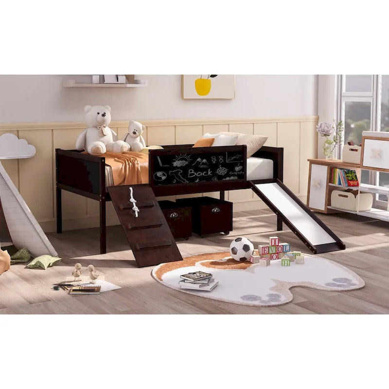 Cama baja tipo loft para niños gemelos con tobogán, estructura para trepar, panel de pizarra y 2 cajas de almacenamiento con ruedas, espresso natural gris blanco