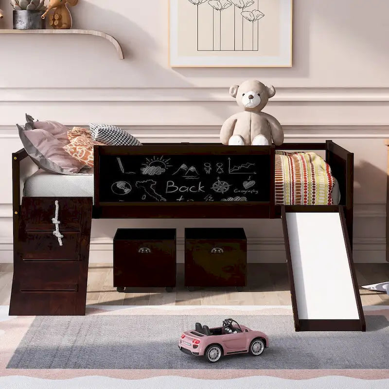 Cama baja tipo loft para niños gemelos con tobogán, estructura para trepar, panel de pizarra y 2 cajas de almacenamiento con ruedas, espresso natural gris blanco
