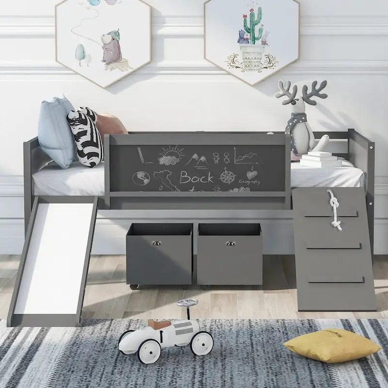 Cama baja tipo loft para niños gemelos con tobogán, estructura para trepar, panel de pizarra y 2 cajas de almacenamiento con ruedas, espresso natural gris blanco