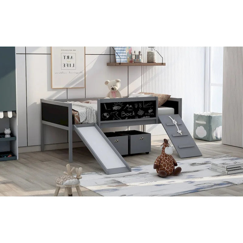 Cama baja tipo loft para niños gemelos con tobogán, estructura para trepar, panel de pizarra y 2 cajas de almacenamiento con ruedas, espresso natural gris blanco