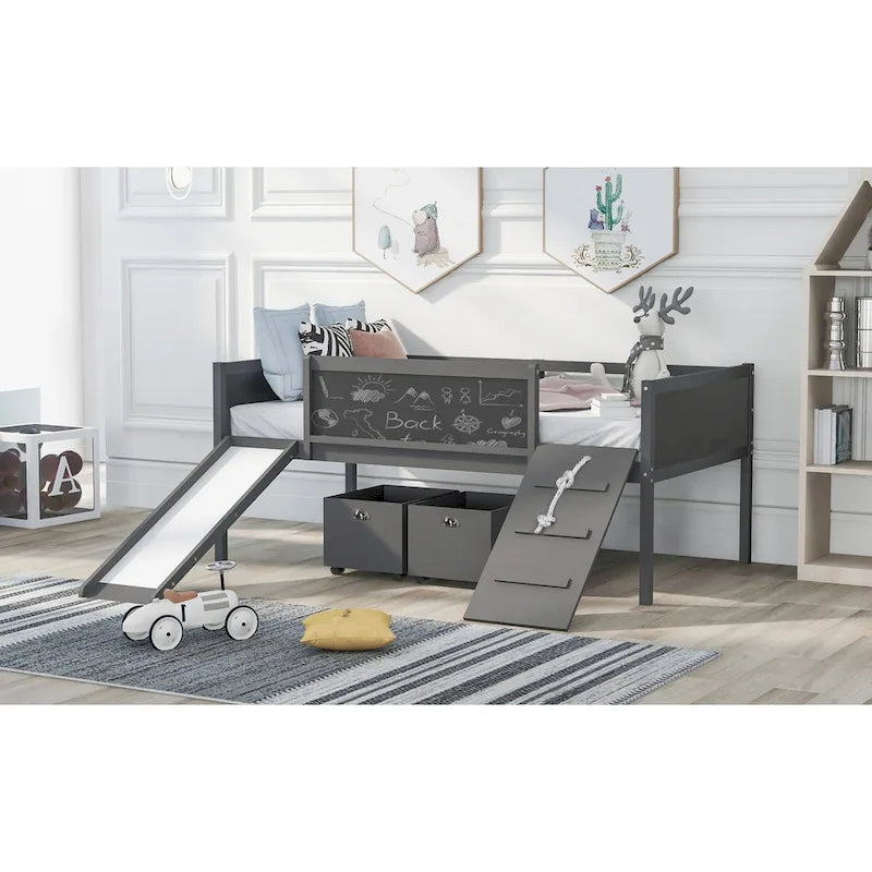 Cama baja tipo loft para niños gemelos con tobogán, estructura para trepar, panel de pizarra y 2 cajas de almacenamiento con ruedas, espresso natural gris blanco